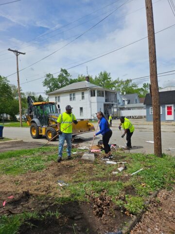 ICON's Worst Alley Makeover contest cleaned up two alleys in Springfield Illinois on Friday, April 24 as part of the United Way Day of Caring.